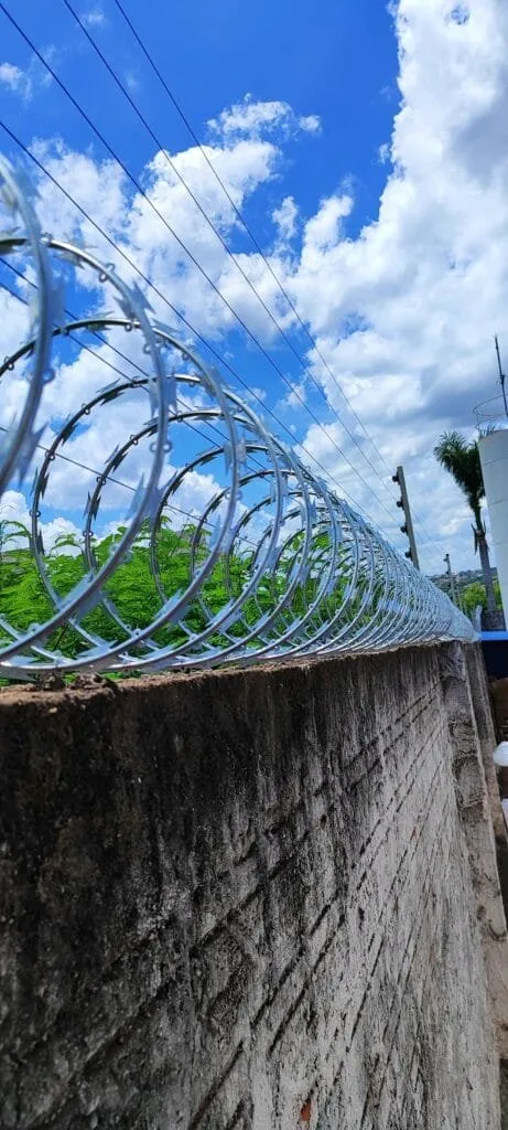 Detalhe de muro com proteção perimetral — GE Segurança, Maringá