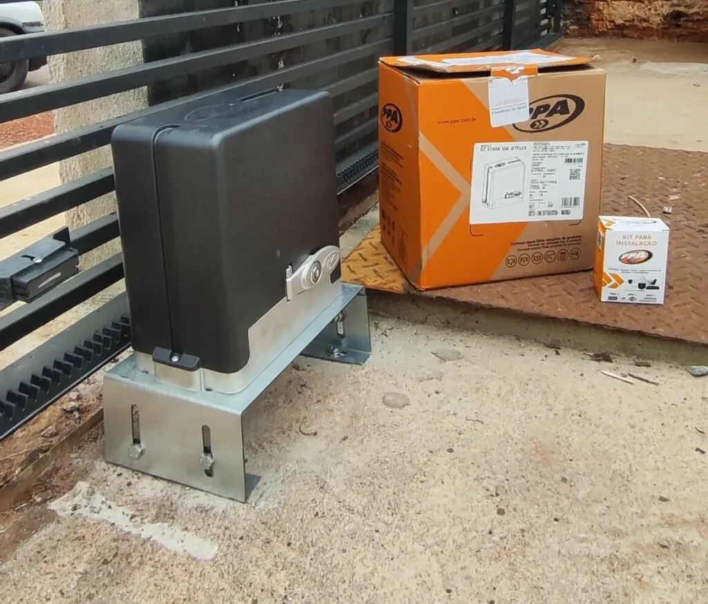 Motor para portão automático em instalação — GE Segurança, Maringá